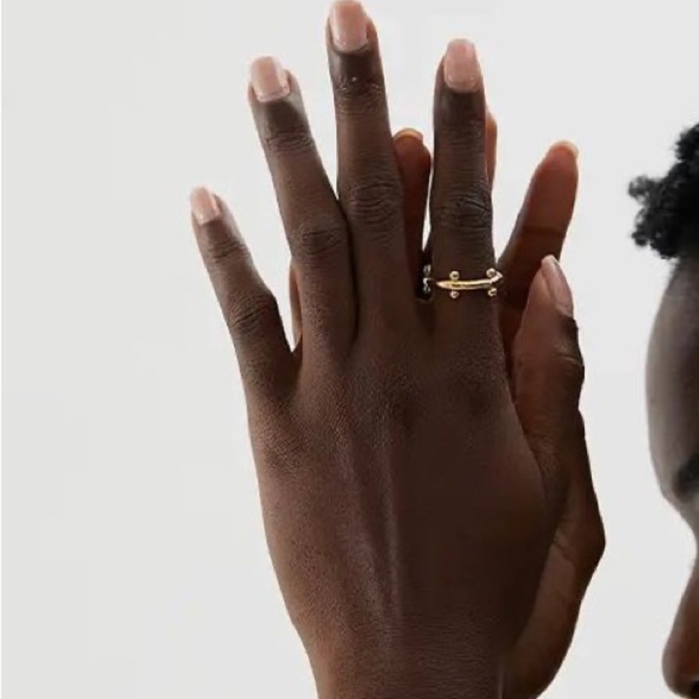 New minimalist 18k gold plated, waterproof, gold color and one size.